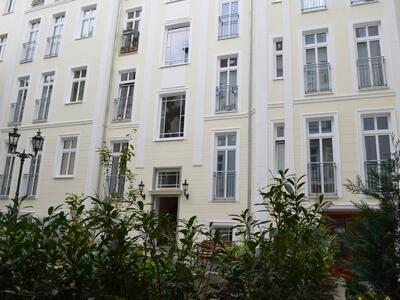 verschiedene Kunststofffenster an einem Mehrfamilienhaus