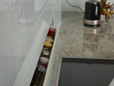 Küchen-Einbauschrank mit Glasfront